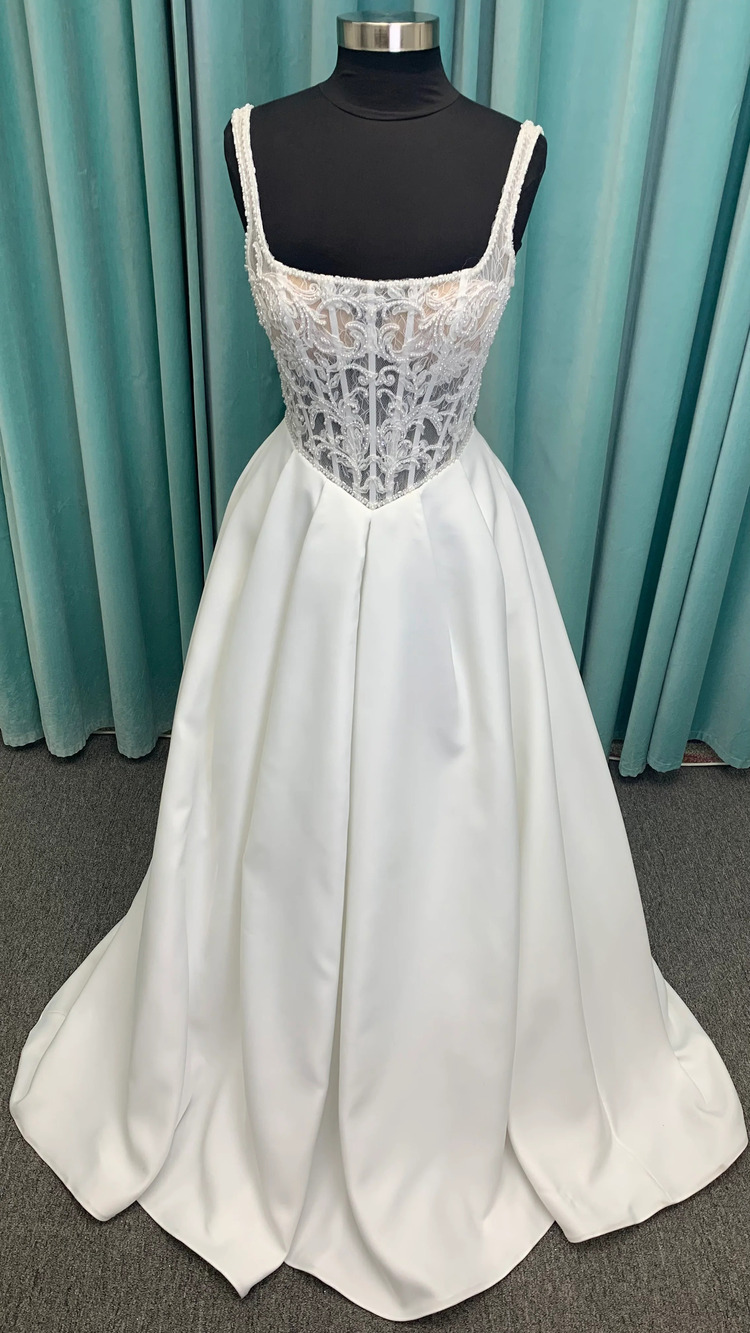 Lace Ballgown Wedding Dress with Square Neckline and Full Tulle Skirt Sz 12